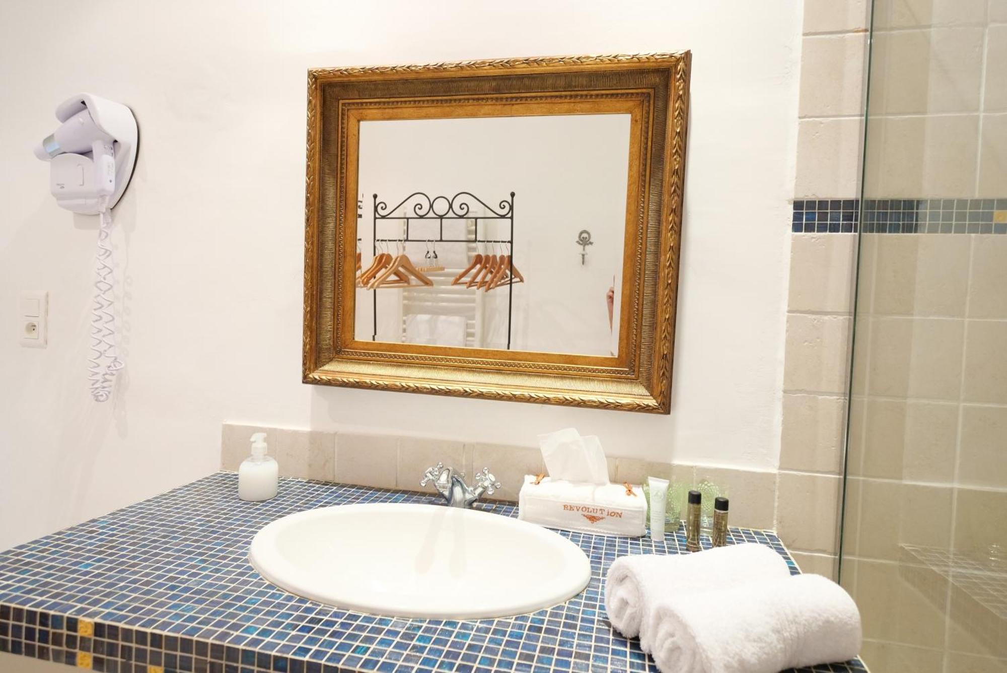 Chambres Du Vieux Bistrot Cabrieres-d'Avignon ภายนอก รูปภาพ